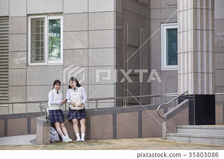Friends, high school students 35803086