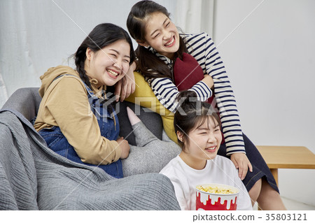 Friends, high school students, watching TV 35803121