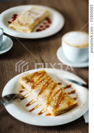 breakfast in the cafe 35808005