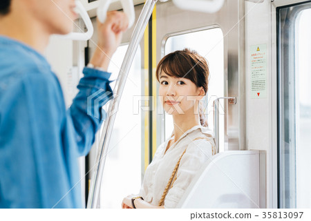 年輕女性火車攝影合作·京王電鐵有限公司 年輕女性火車攝影合作·京王電鐵有限公司 35813097