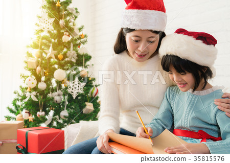 girl and her mother write the letter together 35815576