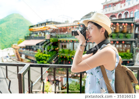 Asian girls photographer taking the photo Asian girls photographer taking the photo 35816013