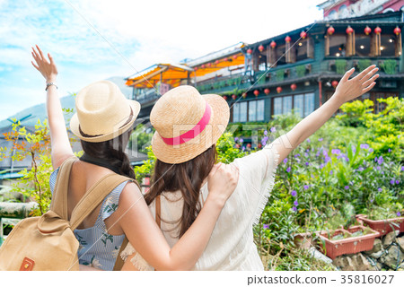 girls friends love the great landmarks view girls friends love the great landmarks view 35816027