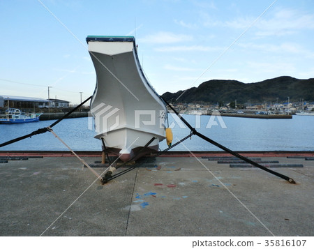 In preparation for the typhoon, we will unload the fishing boat and fix it with a rope 35816107