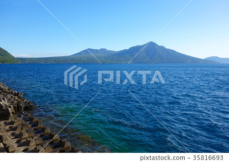 風不死和Mt. Tarumae湖Shikotsuko風景 35816693