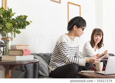 Men and women meeting in a cafe 35817174