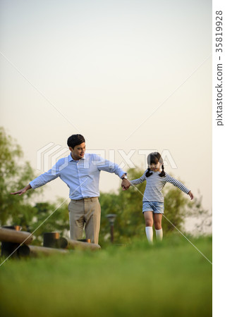 爸爸和女兒約會 35819928