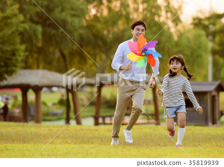 Dad and Daughter Date 35819939
