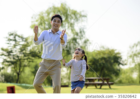 爸爸和女兒約會 35820642