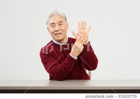 讀書的一名前輩坐在書桌 35820779