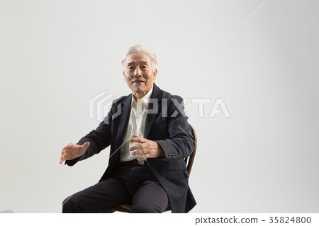 Portrait of healthy elderly Portrait of healthy elderly 35824800