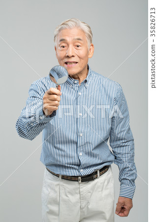 健康年長人畫像有放大鏡的 健康年長人畫像有放大鏡的 35826713