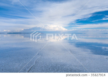 Salar de Uyuni desert, Bolivia Salar de Uyuni desert, Bolivia 35827914
