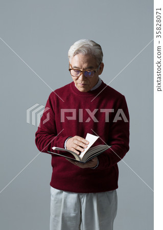 健康老人讀書的畫象 35828071
