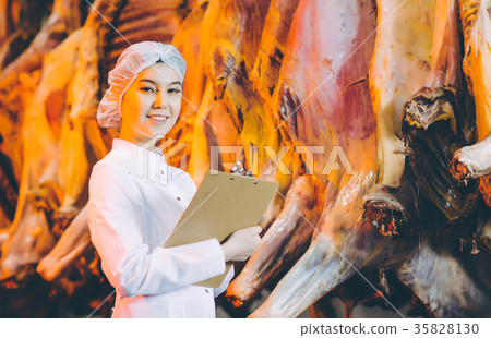 Raw meat production factory worker Raw meat production factory worker 35828130