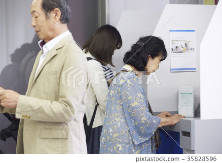 銀行ATM老人 35828596