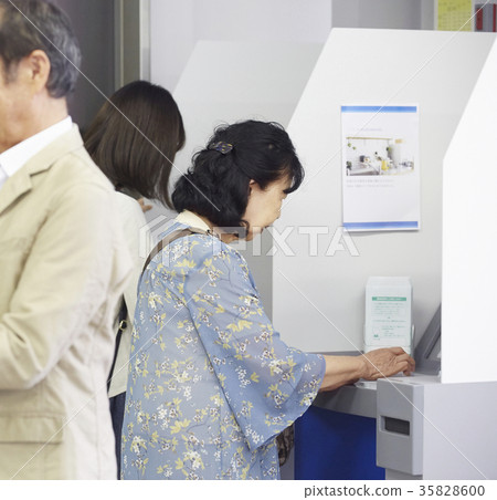 銀行ATM操作 銀行ATM操作 35828600