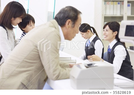 銀行職員 銀行職員 35828619