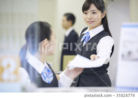銀行職員 銀行職員 35828779