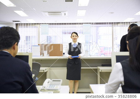 Bank worker 35828806