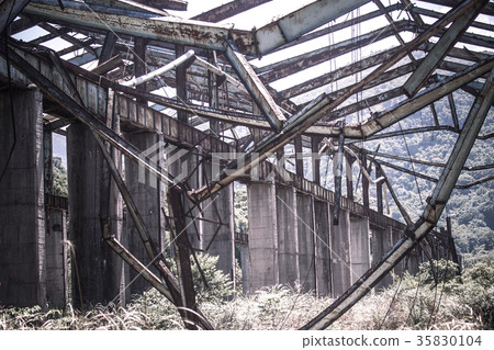 台灣金山廢棄工廠骨架 35830104