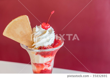 strawberry sundae 35832691