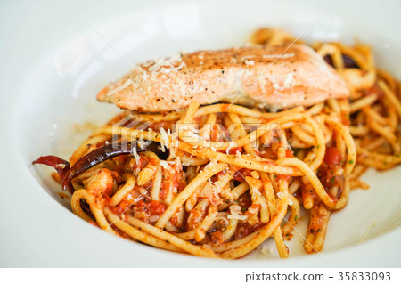 Garlic Spaghetti with Salmon Garlic Spaghetti with Salmon 35833093