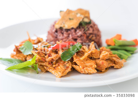 pork panning curry with berry rice and omelet 35833098