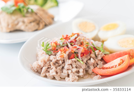 Spicy minced pork salad with egg 35833114