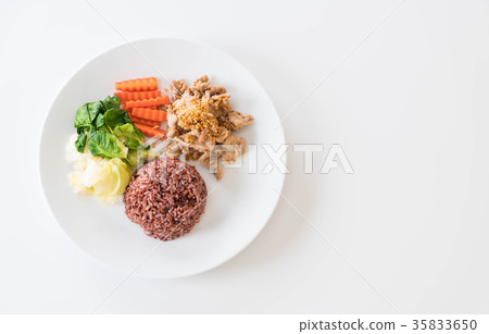Fried pork with garlic and pepper with berry rice 35833650