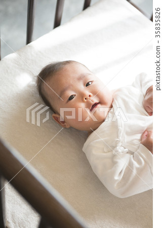睡覺在輕便小床的嬰孩 睡覺在輕便小床的嬰孩 35835826
