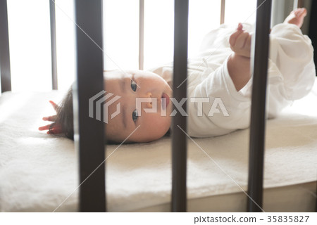 睡覺在輕便小床的嬰孩 睡覺在輕便小床的嬰孩 35835827