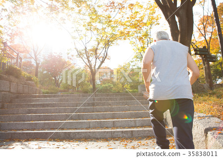 Elderly people who exercise, healthy old age 35838011