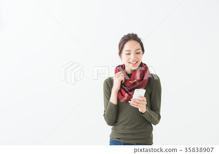 有智能手機的婦女(秋天冬天白色背景) 有智能手機的婦女(秋天冬天白色背景) 35838907