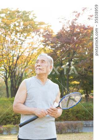 羽毛球鍛煉適合老年人，健康老年 35838959