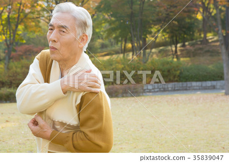 Elderly who feel shoulder pain, old age 35839047