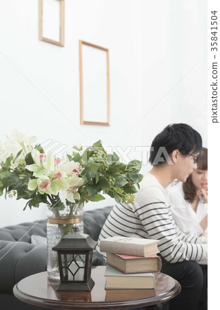 Image of men and women meeting in a cafe 35841504