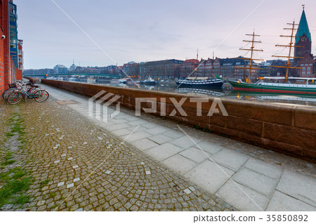 Bremen. Embankment Schliachte. Bremen. Embankment Schliachte. 35850892
