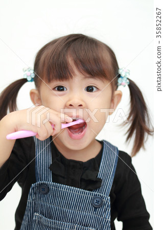 Toddler brushing teeth (3 years old) 35852267