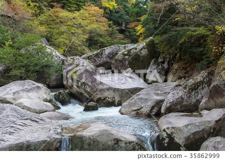有大岩石的山澗 35862999