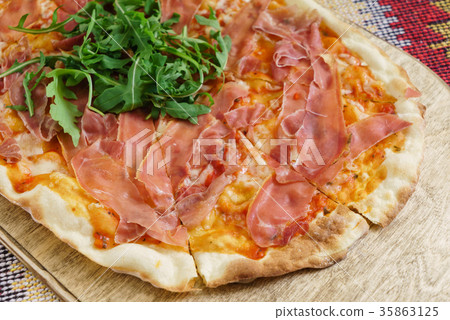 pizza with ham and arugula 35863125