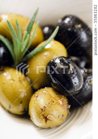 olive fruits in the bowl 35863282