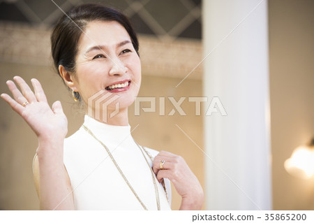 Beauty middle women 35865200