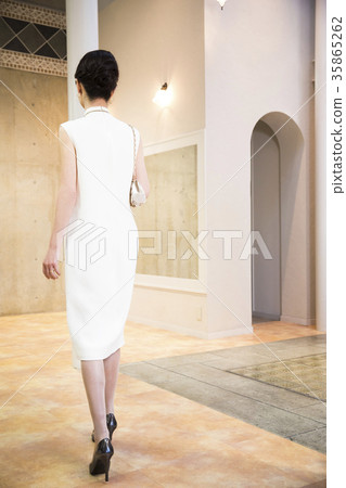 Beauty middle women Beauty middle women 35865262