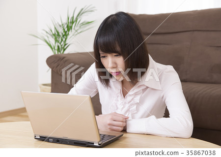 Troubling women Troubling women 35867038