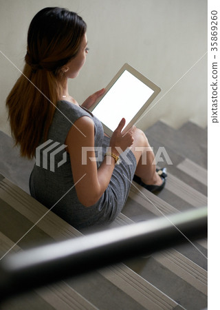Reading data on tablet computer 35869260