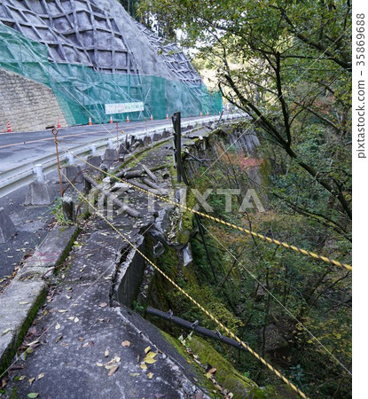 Kikuchi Valley, a tourist attraction damaged by the Kumamoto earthquake in April 2016 A sidewalk that has been left without recovery Kikuchi Valley, a tourist attraction damaged by the Kumamoto earthquake in April 2016 A sidewalk that has been left without recovery 35869688