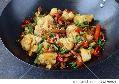 Sweet and sour beef stir fried in the wok Sweet and sour beef stir fried in the wok 35876604