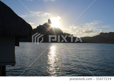 在塔希提島山的日落 35877254