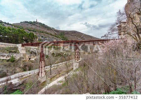 Bridge over river in Cuenca 35877412